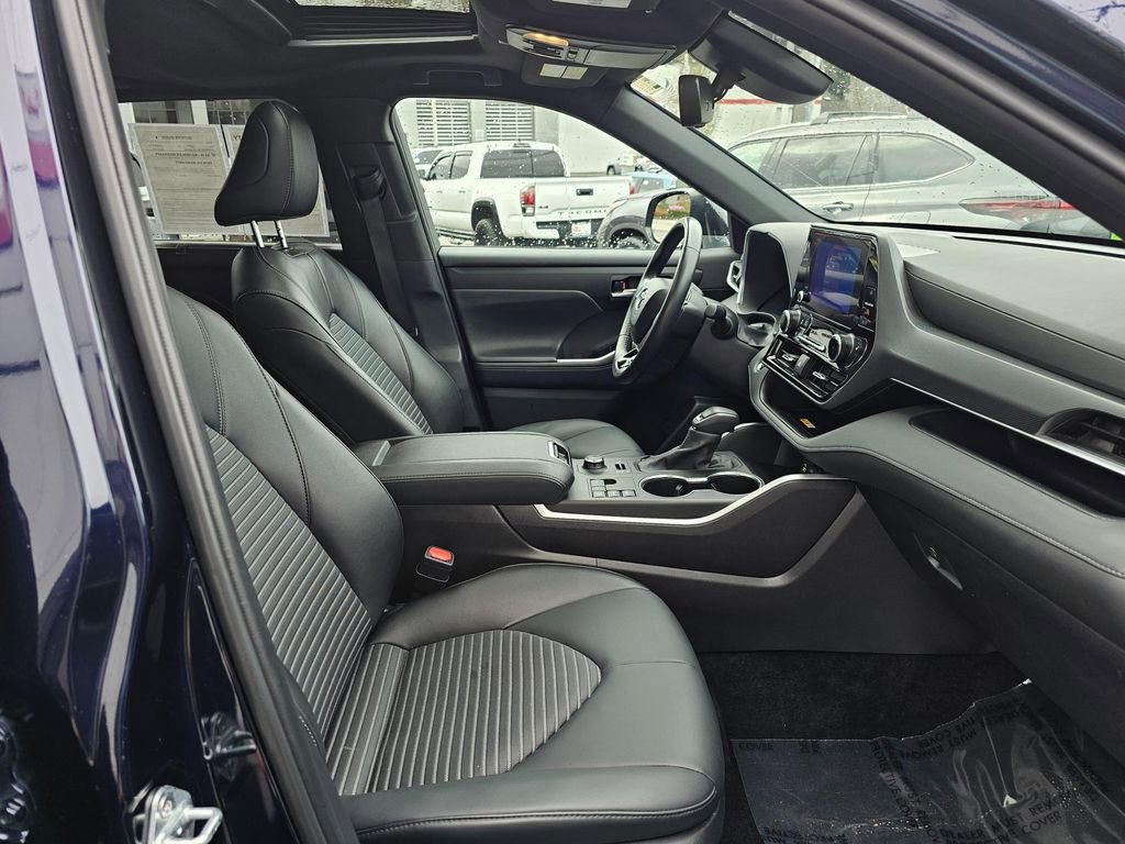 Certified 2025 Toyota Highlander XSE image 9