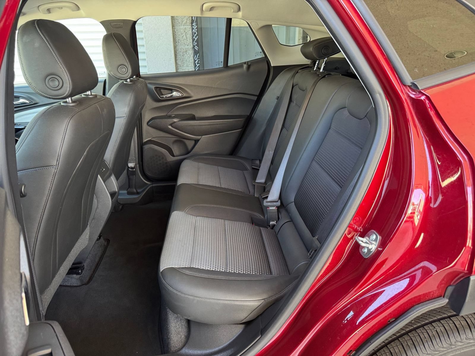 Used 2025 Chevrolet Trax LT w/ LT Convenience Package FWD image 25