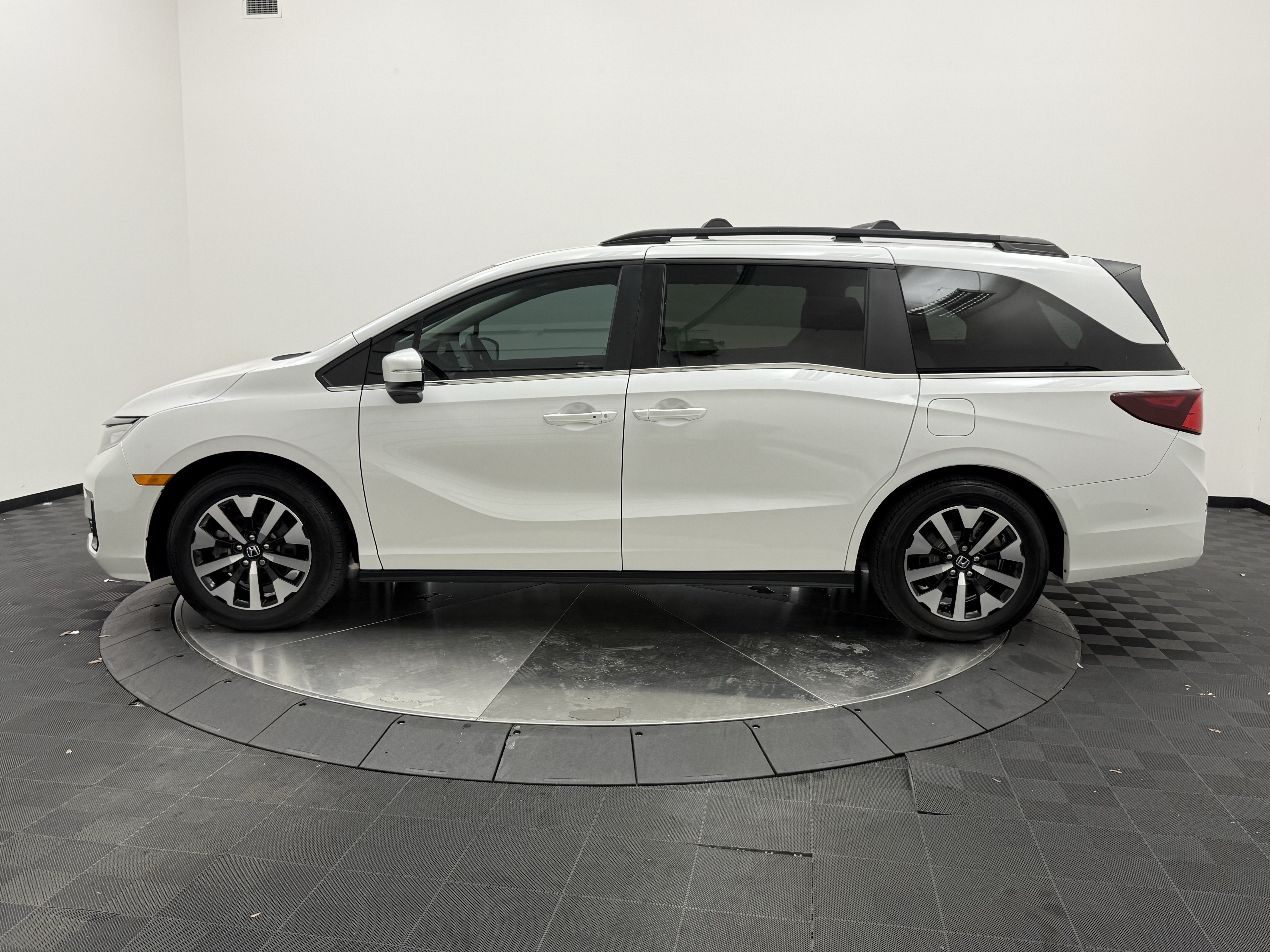 Used 2025 Honda Odyssey EX-L image 4