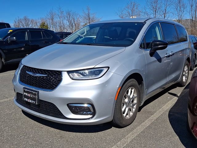 Used 2024 Chrysler Pacifica Touring-L image 2