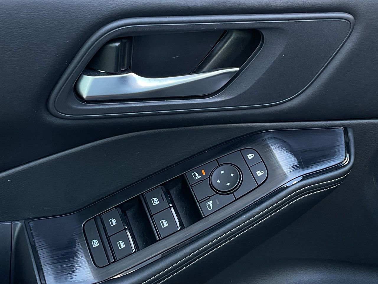 Used 2025 Nissan Rogue SV image 15