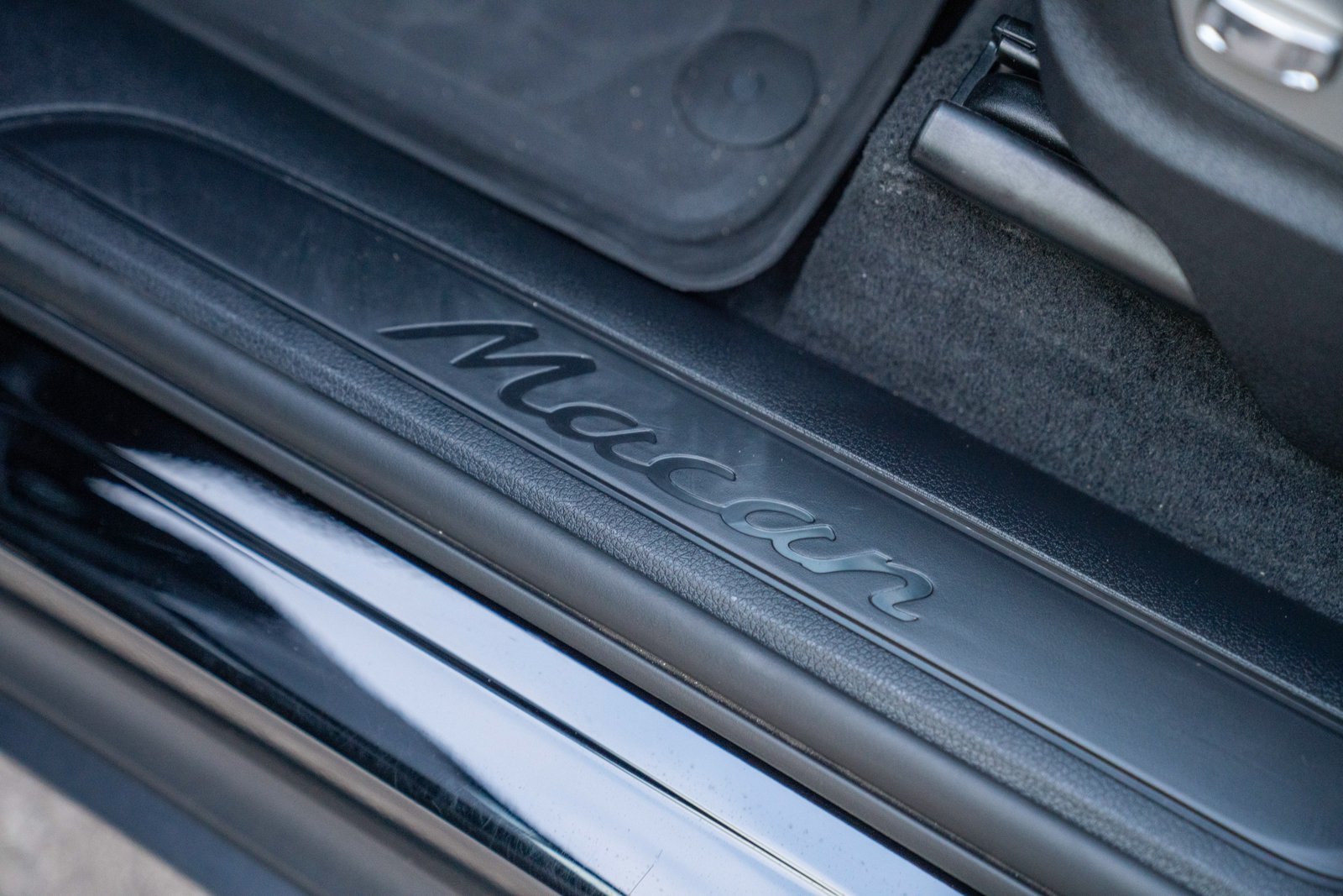 Certified 2026 Porsche Macan Turbo AWD/4WD image 12