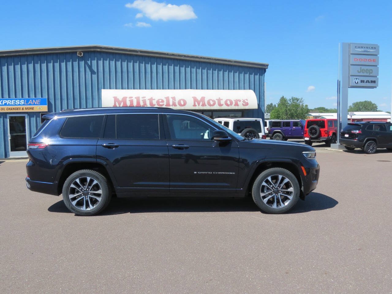 Used 2024 Jeep Grand Cherokee L Overland w/ Trailer Tow Package AWD/4WD image 1