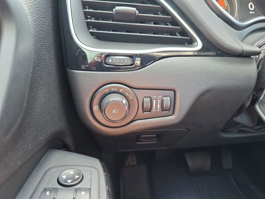 Used 2021 Jeep Cherokee Latitude Plus FWD image 17