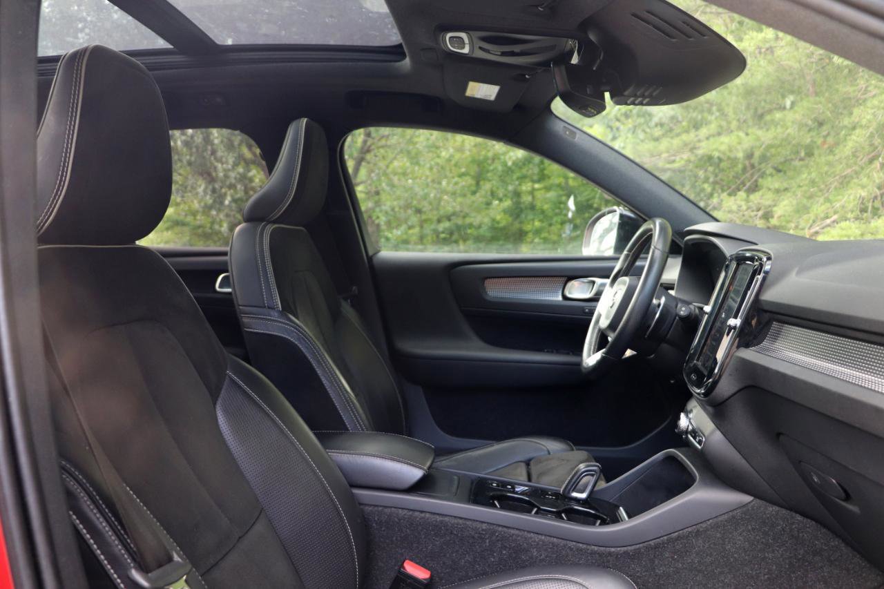 Used 2019 Volvo XC40 T4 R-Design FWD image 32