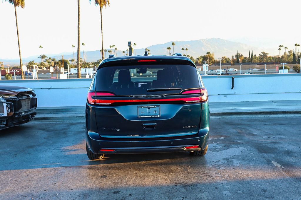 Used 2025 Chrysler Pacifica Limited FWD image 8