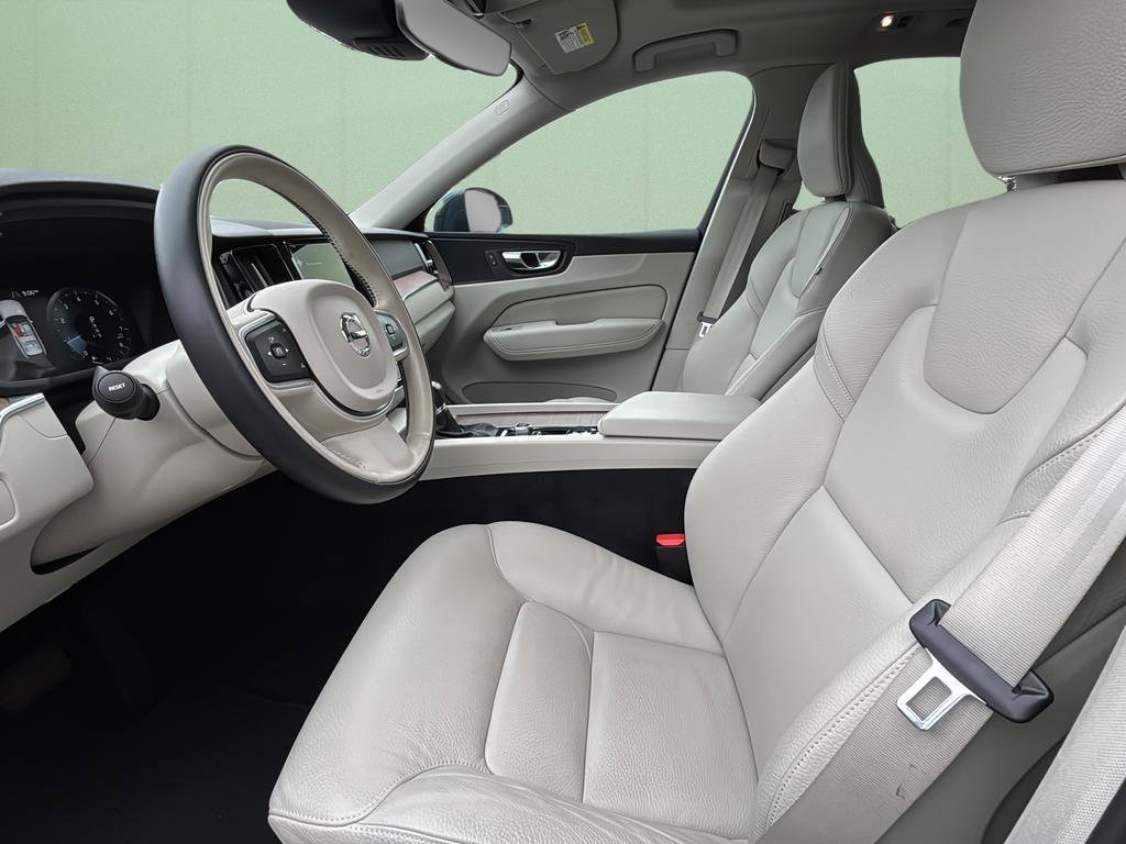 Used 2021 Volvo XC60 T5 Momentum w/ Premium Package image 19