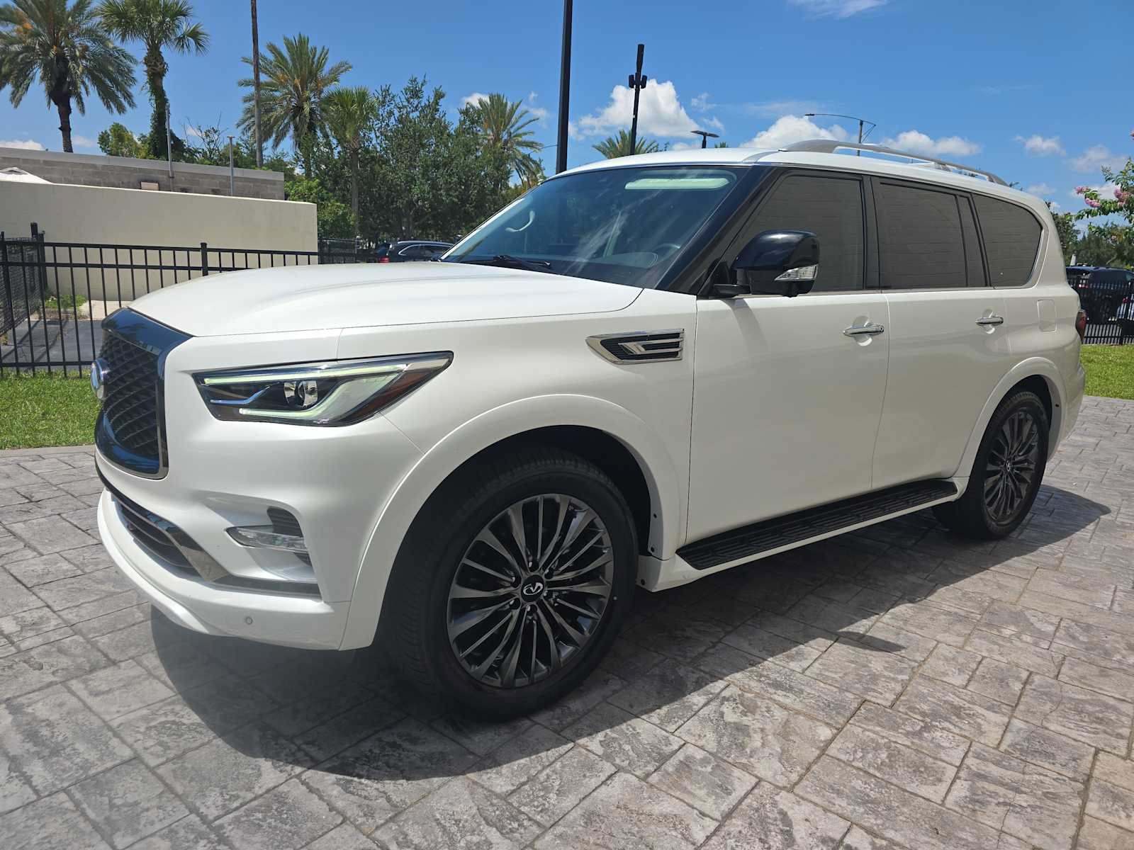 Certified 2024 INFINITI QX80 Premium Select w/ Cargo Package AWD/4WD image 8
