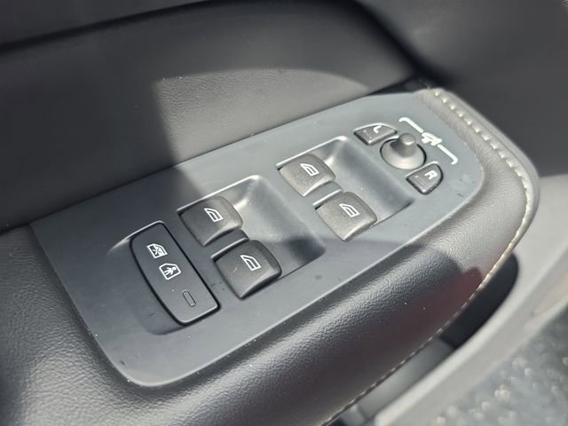 Used 2022 Volvo XC60 B5 Inscription image 15