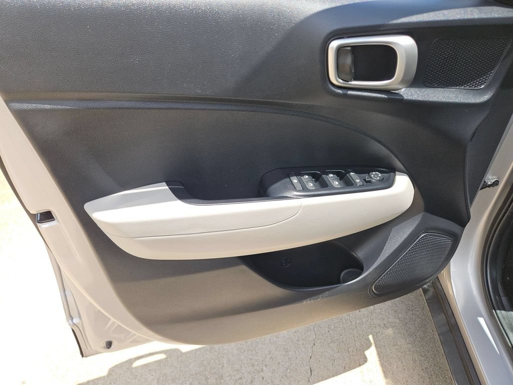 Used 2025 Hyundai Venue SEL FWD image 14