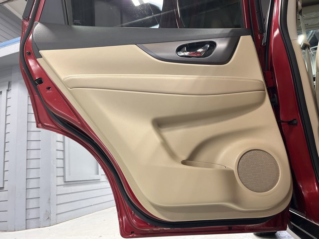 Used 2016 Nissan Rogue SV w/ SV Premium Package image 30