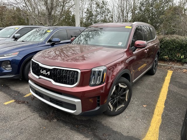 Used 2024 Kia Telluride EX w/ EX Captain's Chair Package image 4