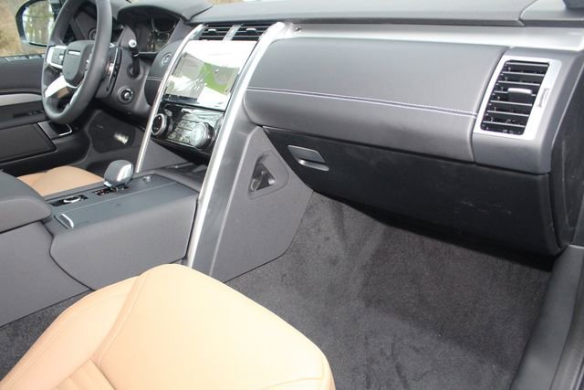 New 2025 Land Rover Discovery Dynamic SE image 24