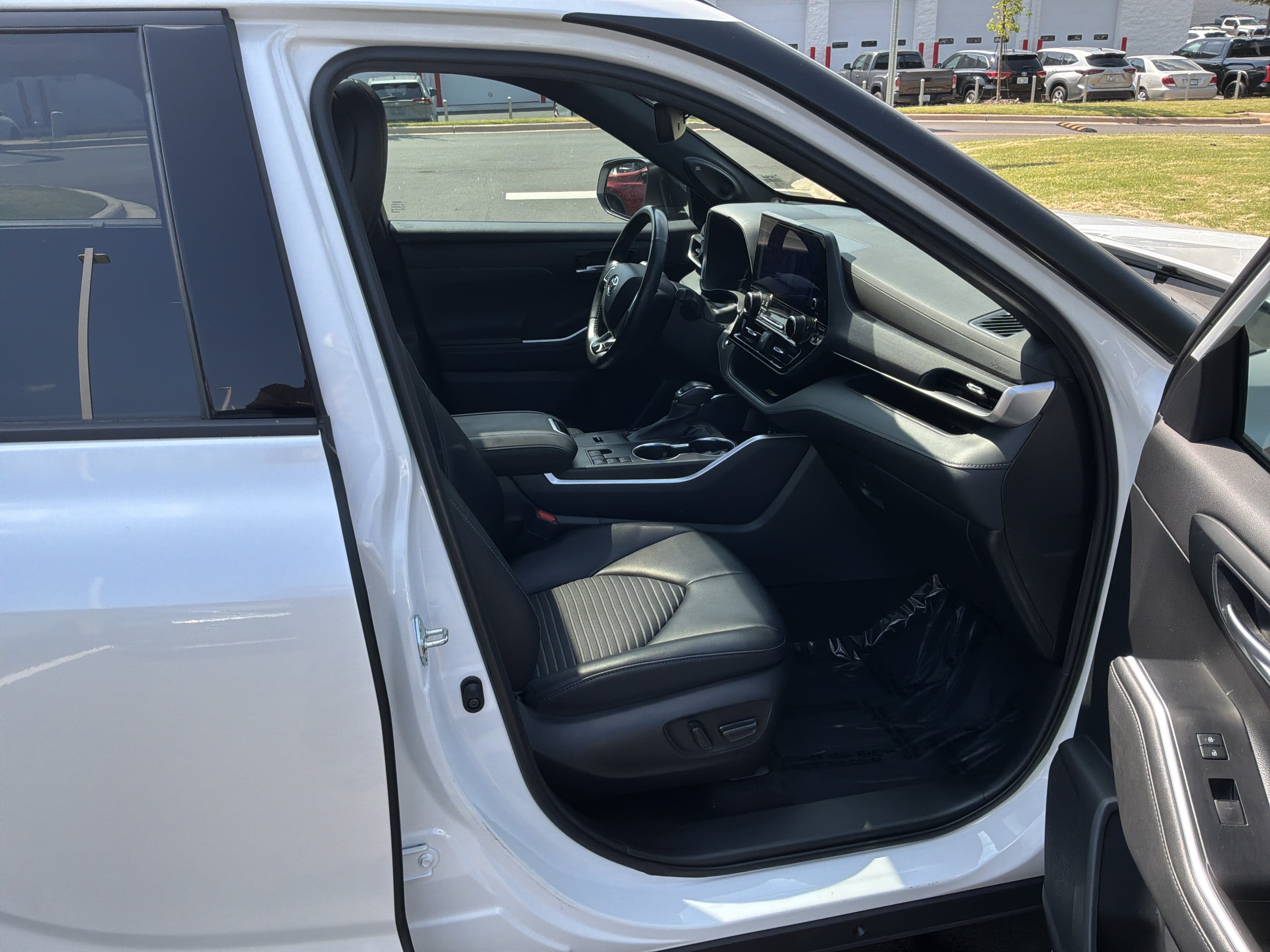 Used 2023 Toyota Highlander XSE FWD image 34