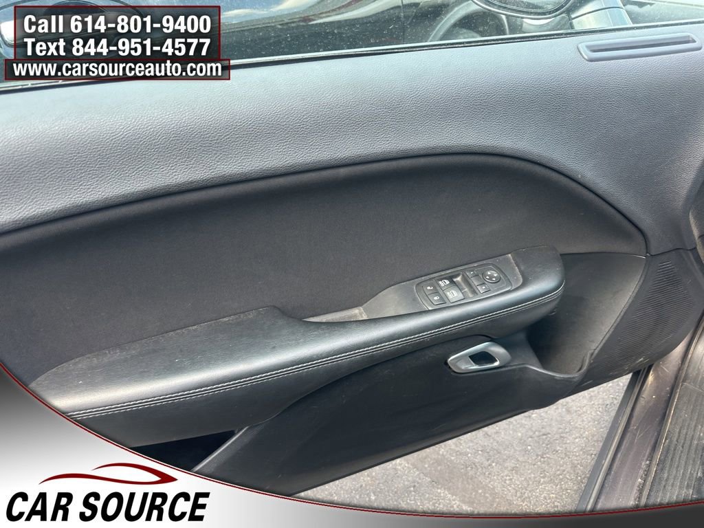 Used 2016 Dodge Challenger SXT image 9