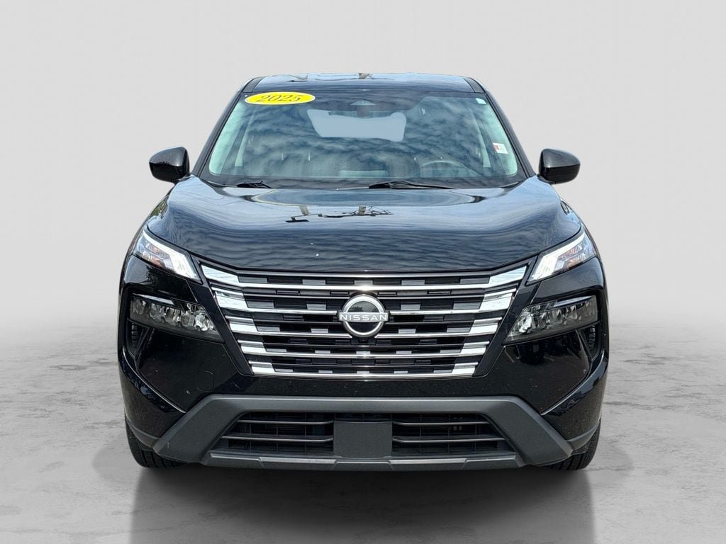 Used 2025 Nissan Rogue SV AWD/4WD image 2