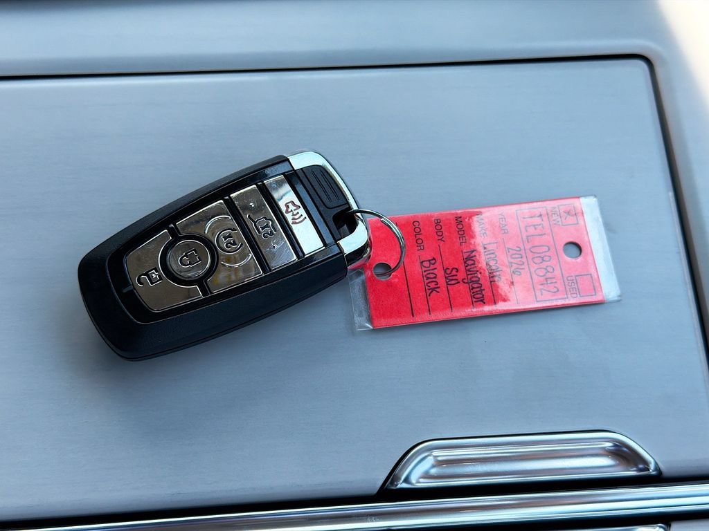 Used 2026 Lincoln Navigator Premiere AWD/4WD image 37
