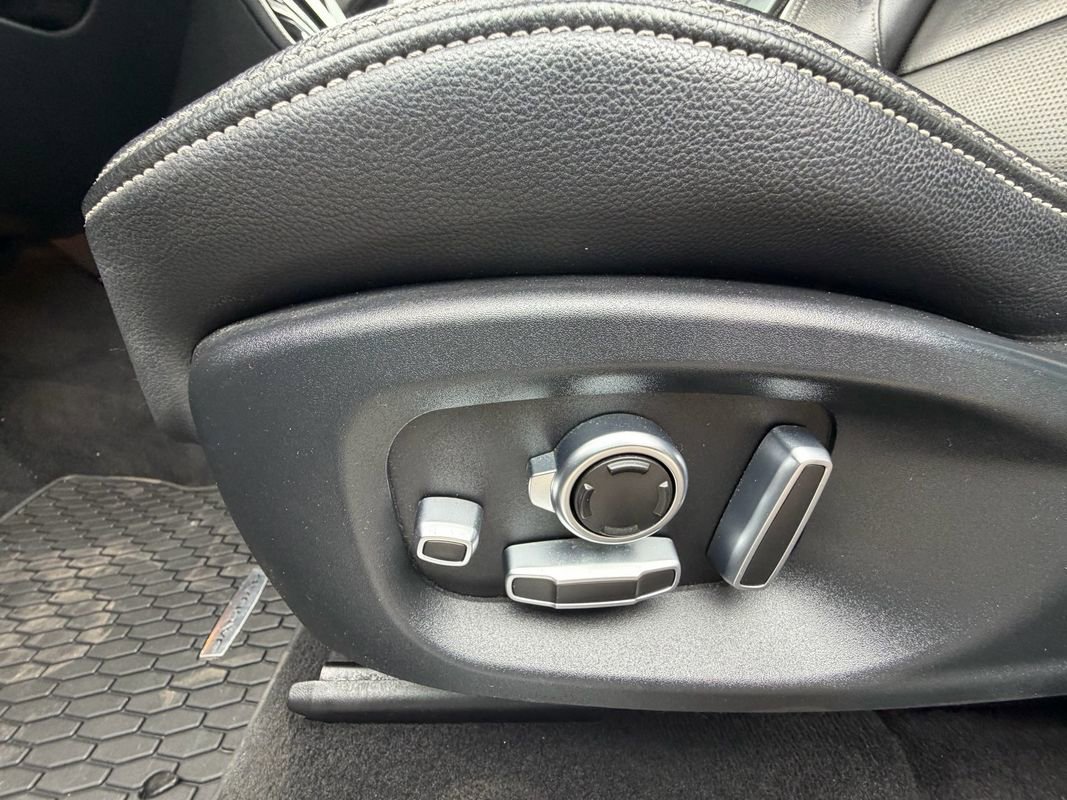 Used 2019 Jaguar F-PACE S image 19