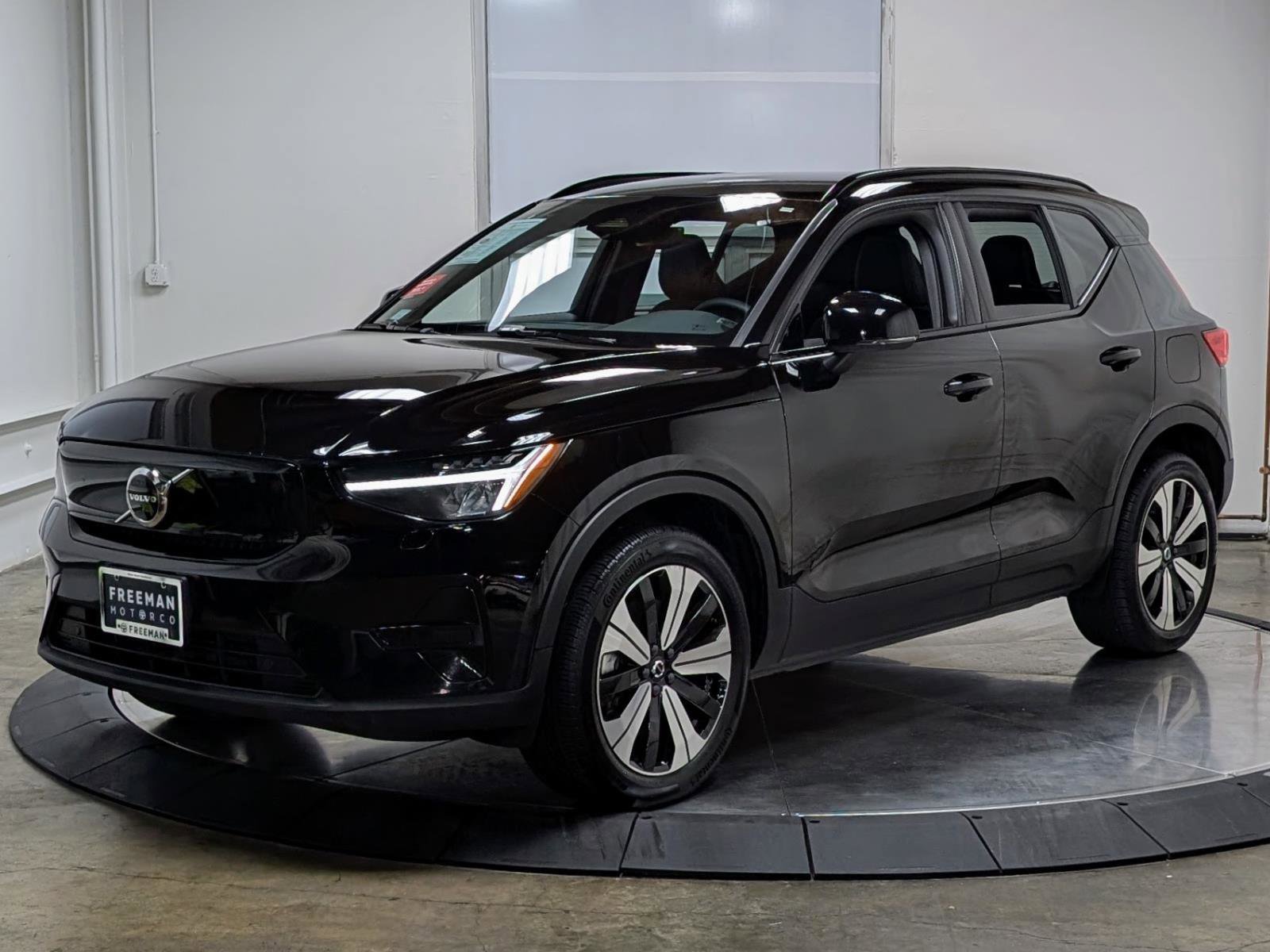 Used 2023 Volvo XC40 Recharge Core image 4