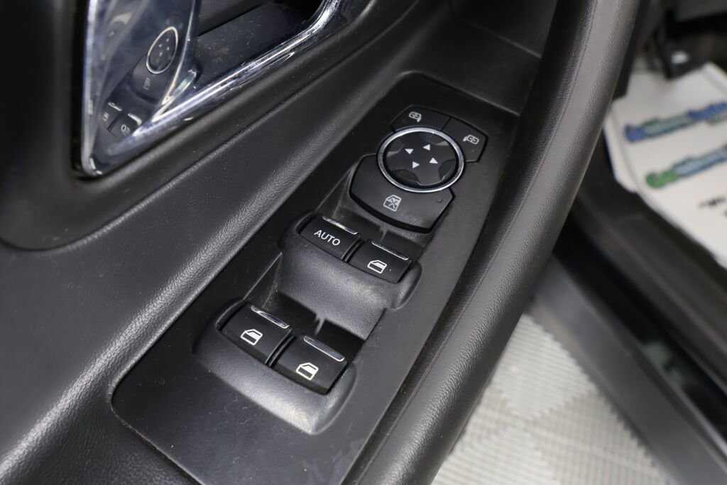 Used 2015 Ford Taurus SEL image 31