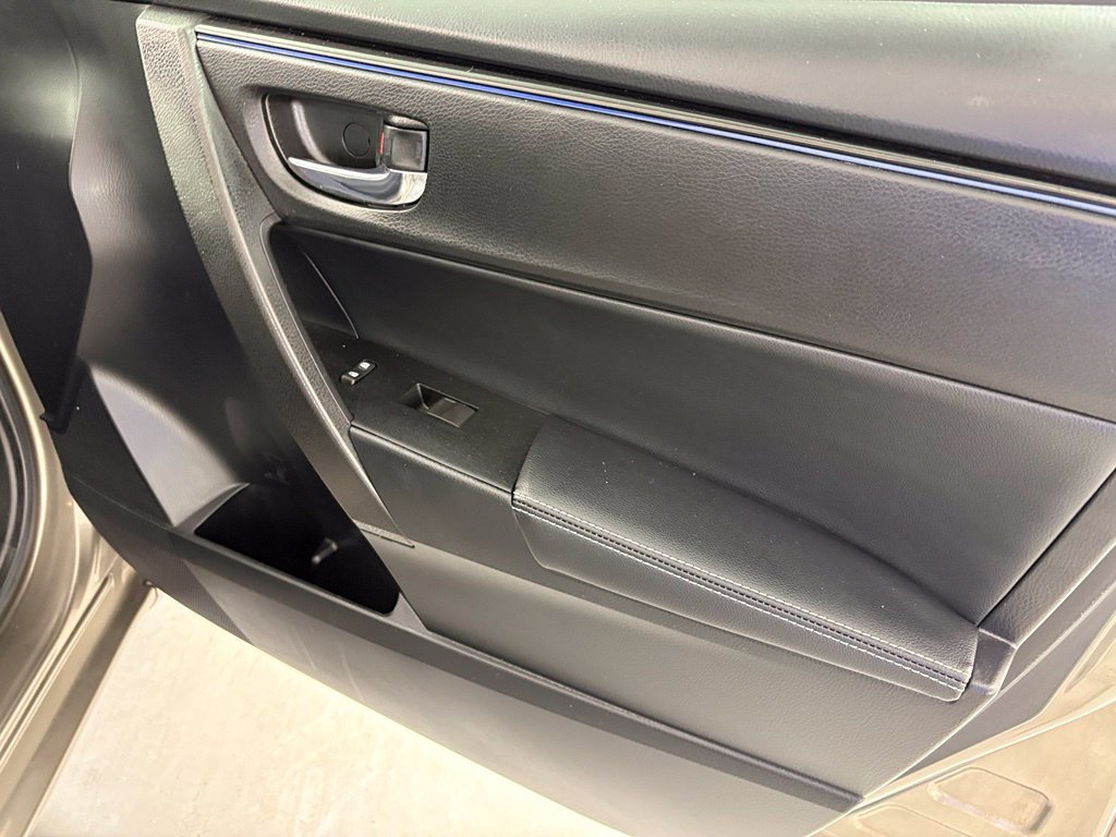 Used 2018 Toyota Corolla SE w/ SE Premium Package FWD image 38