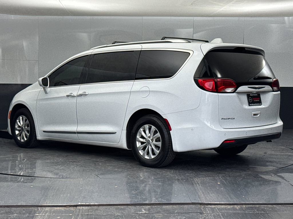 Used 2023 Chrysler Pacifica Touring-L image 5