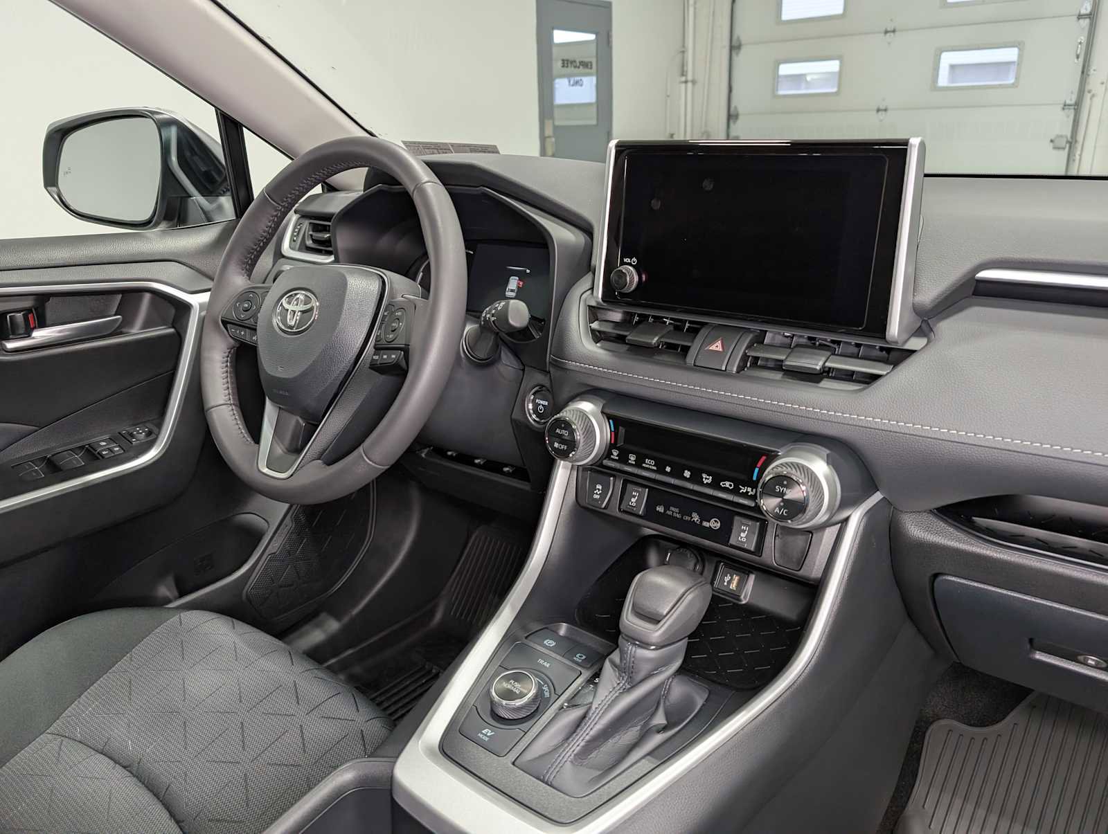 Used 2025 Toyota RAV4 XLE image 43