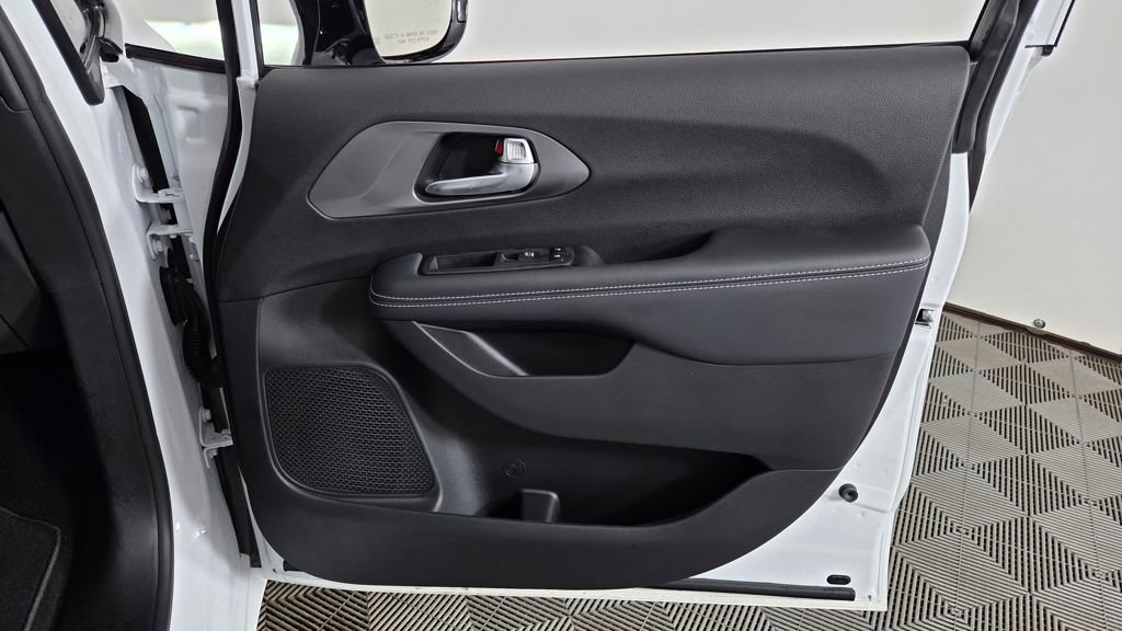 Used 2026 Chrysler Pacifica Select image 36