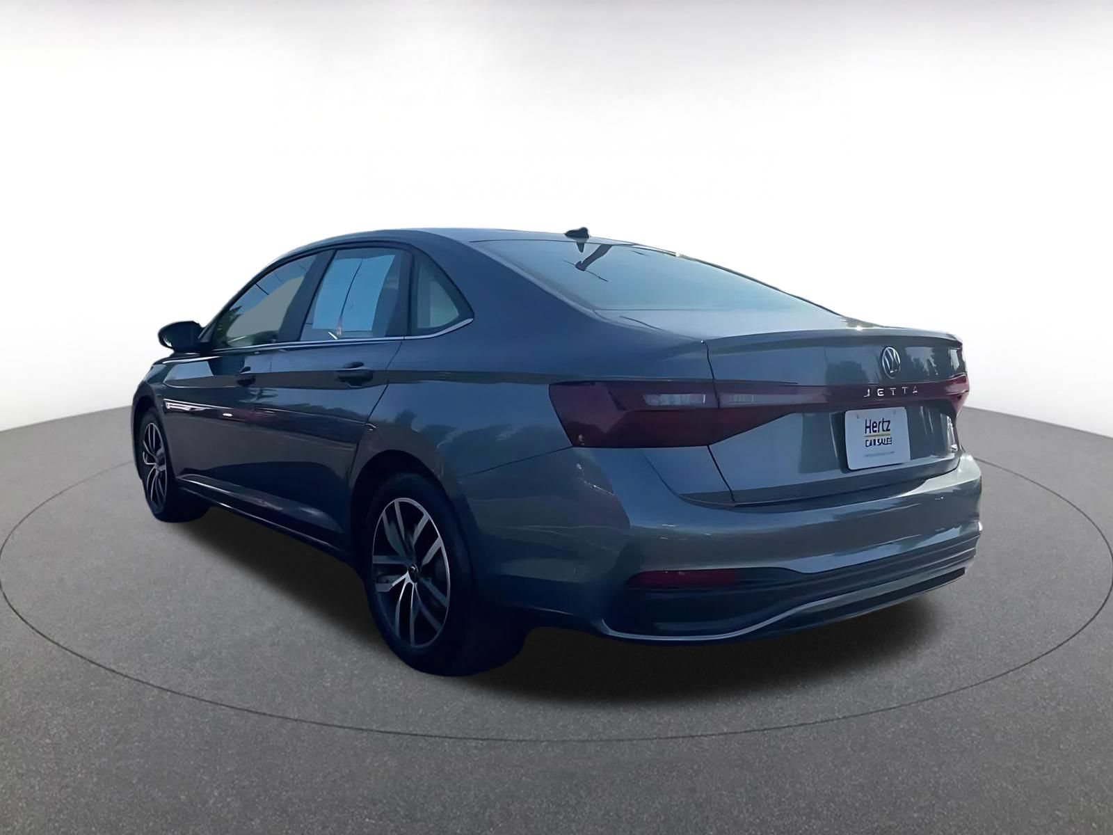 Used 2025 Volkswagen Jetta SE FWD image 11