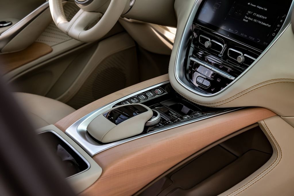 Used 2021 Aston Martin DBX image 24