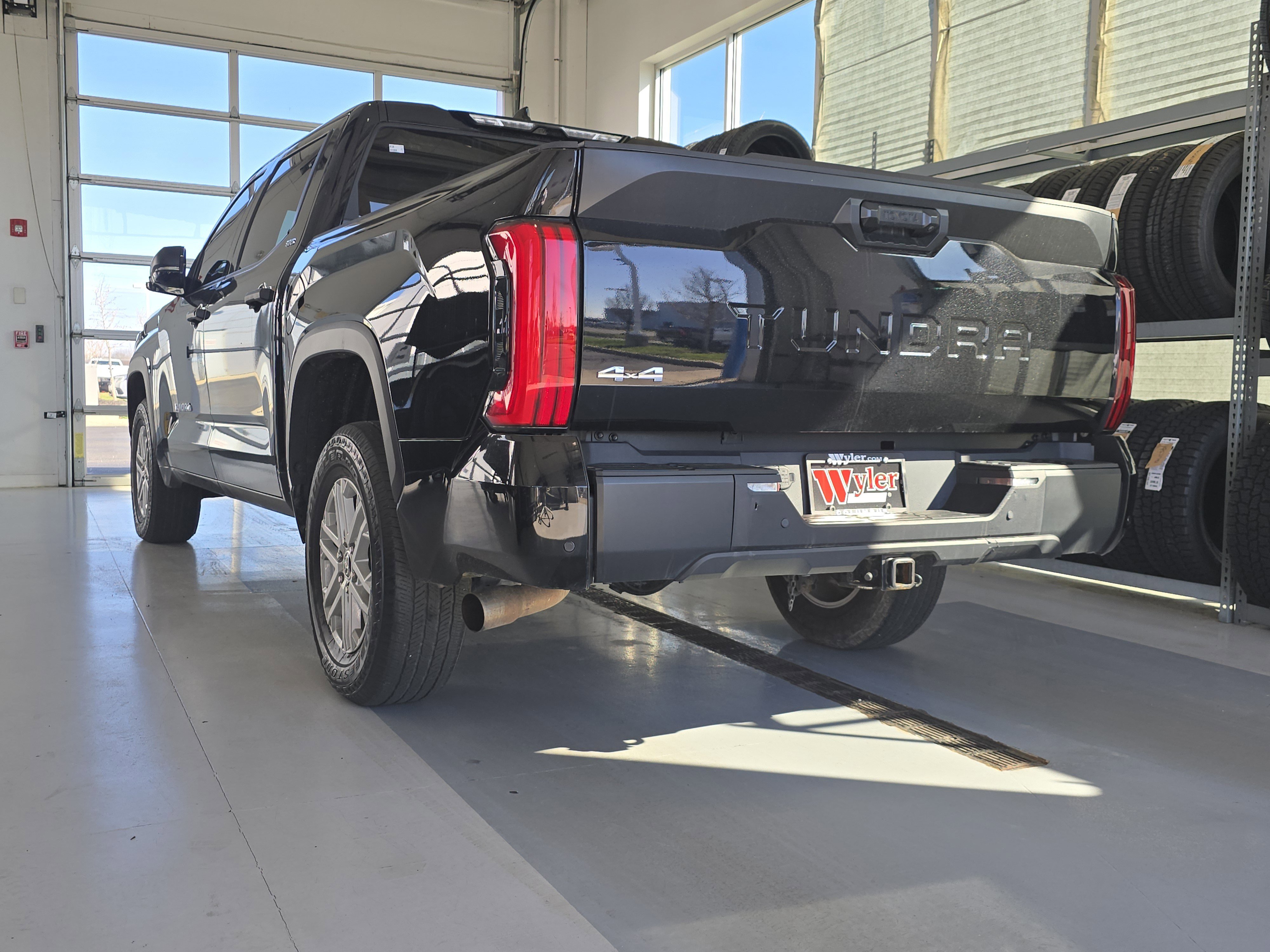 Used 2022 Toyota Tundra SR5 w/ SR5 Convenience Package image 7