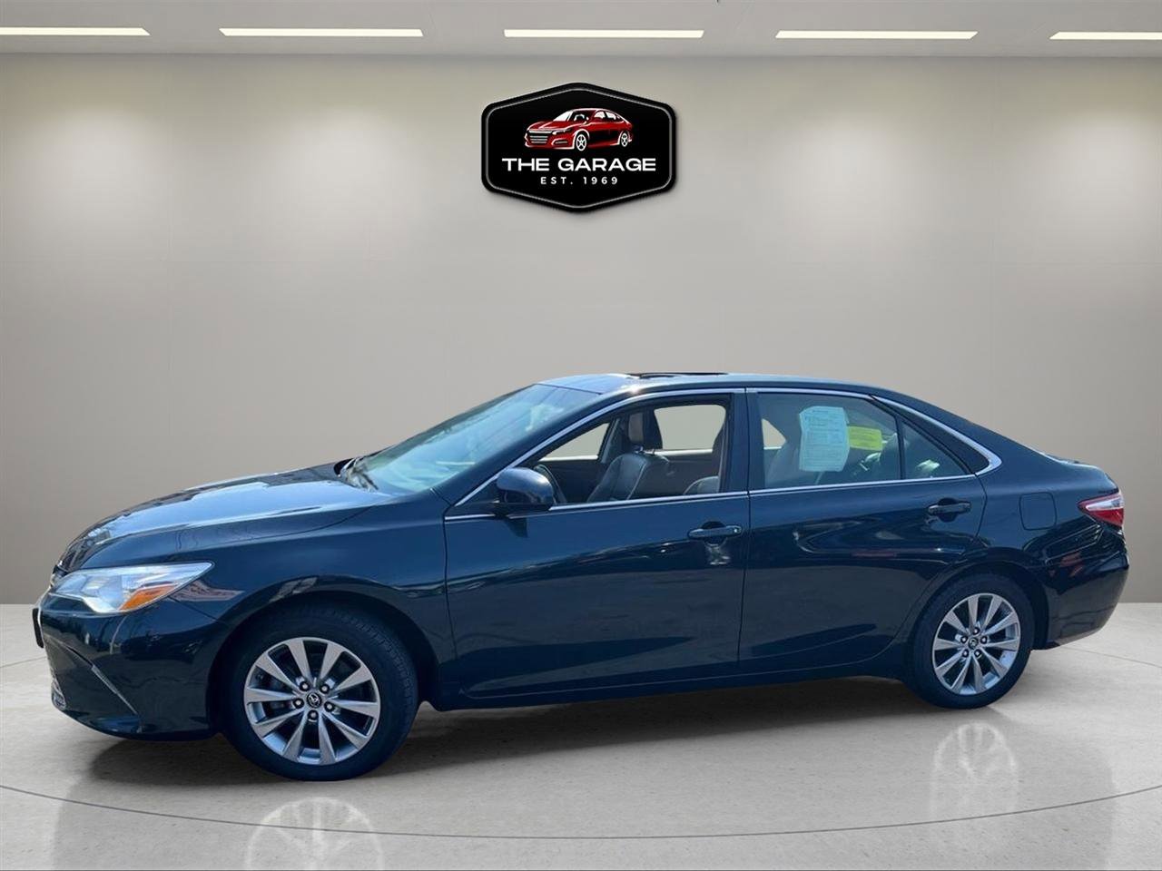 Used 2016 Toyota Camry XLE w/ Moonroof Package FWD image 2