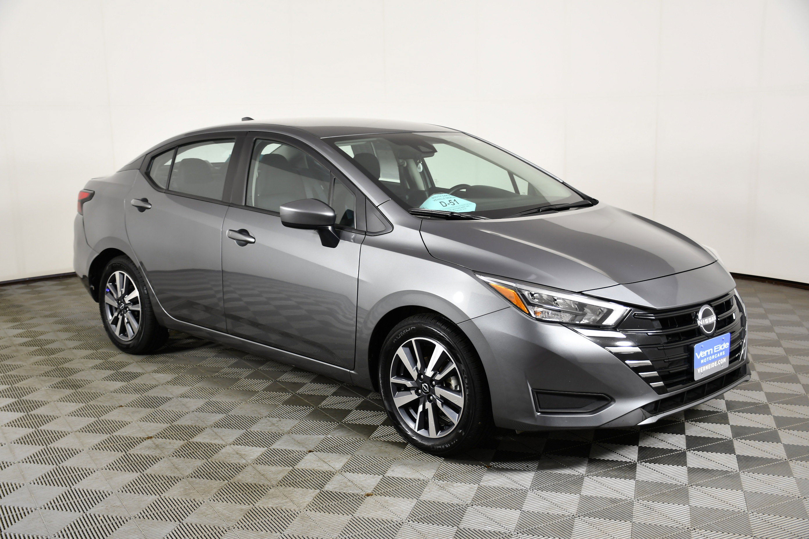 Used 2025 Nissan Versa SV FWD image 4