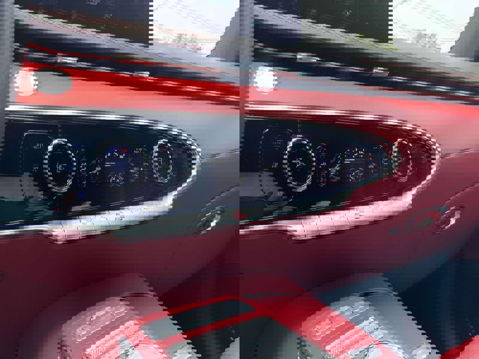 Used 2025 Genesis GV70 3.5T Sport w/ Sport Advanced Package image 30