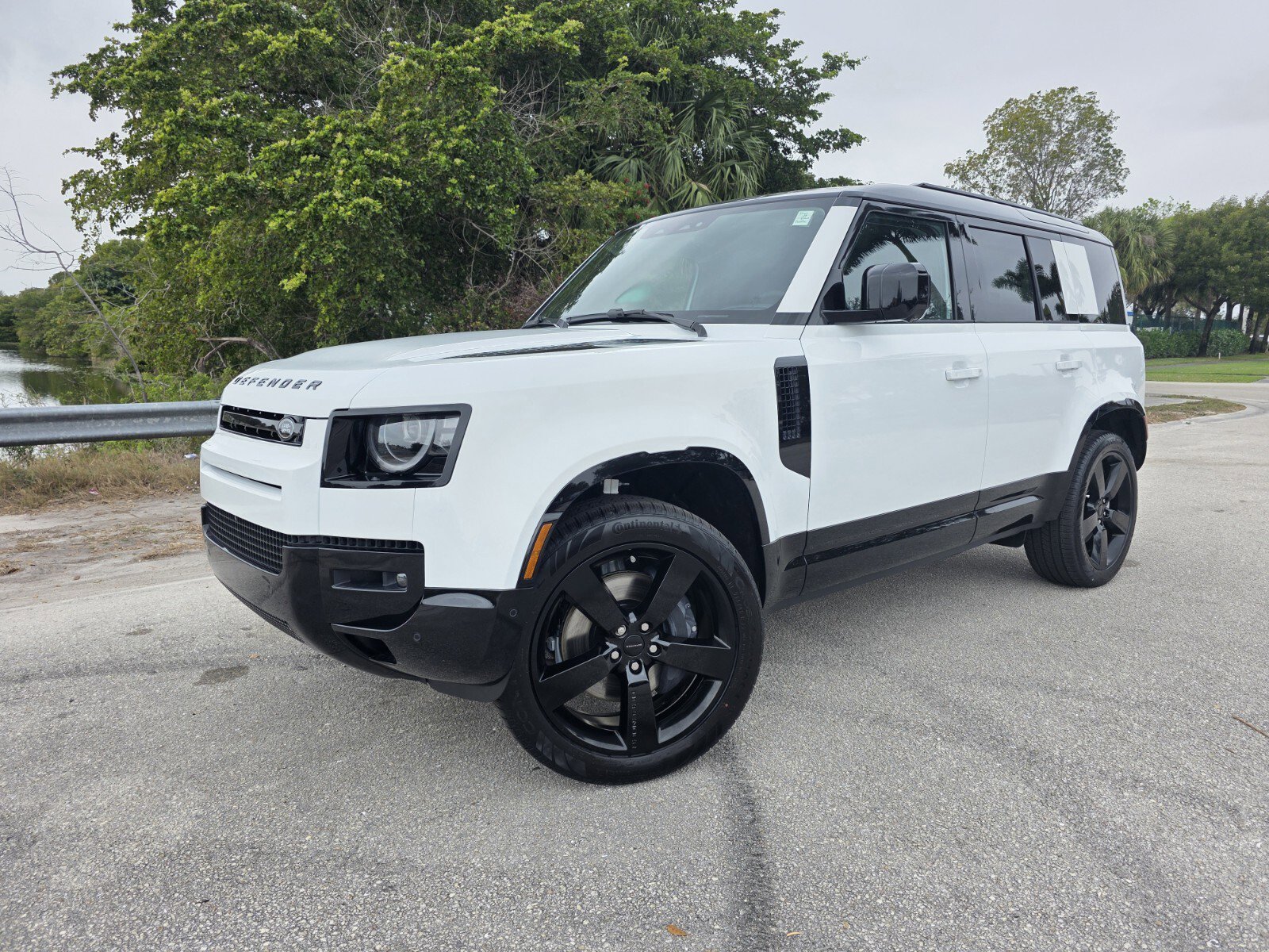New 2026 Land Rover Defender 110 X-Dynamic SE image 1