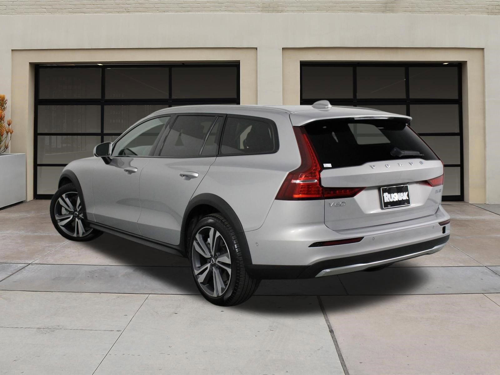 Used 2025 Volvo V60 B5 Cross Country Plus image 2