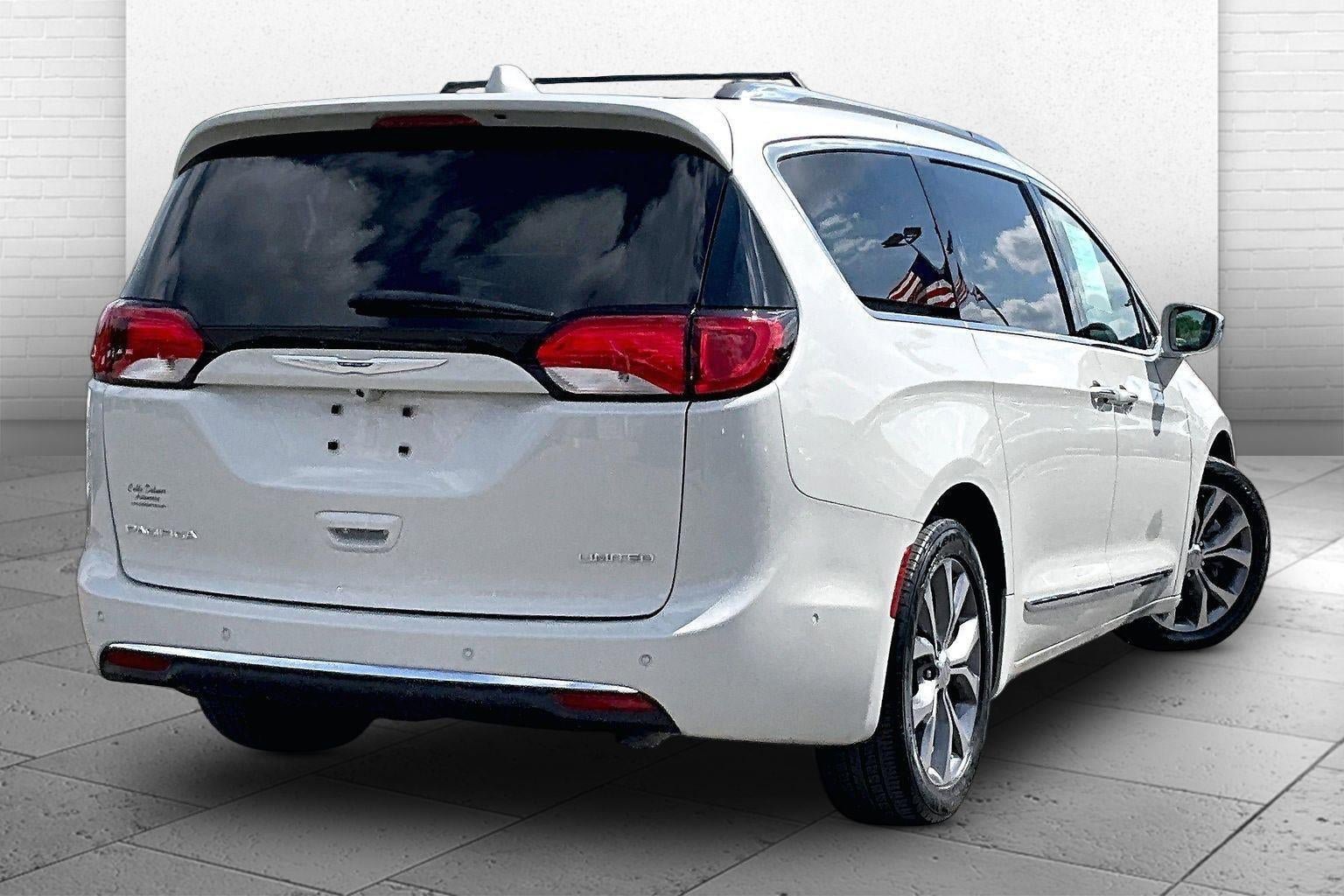 Used 2020 Chrysler Pacifica Limited w/ Tire & Wheel Group FWD image 11
