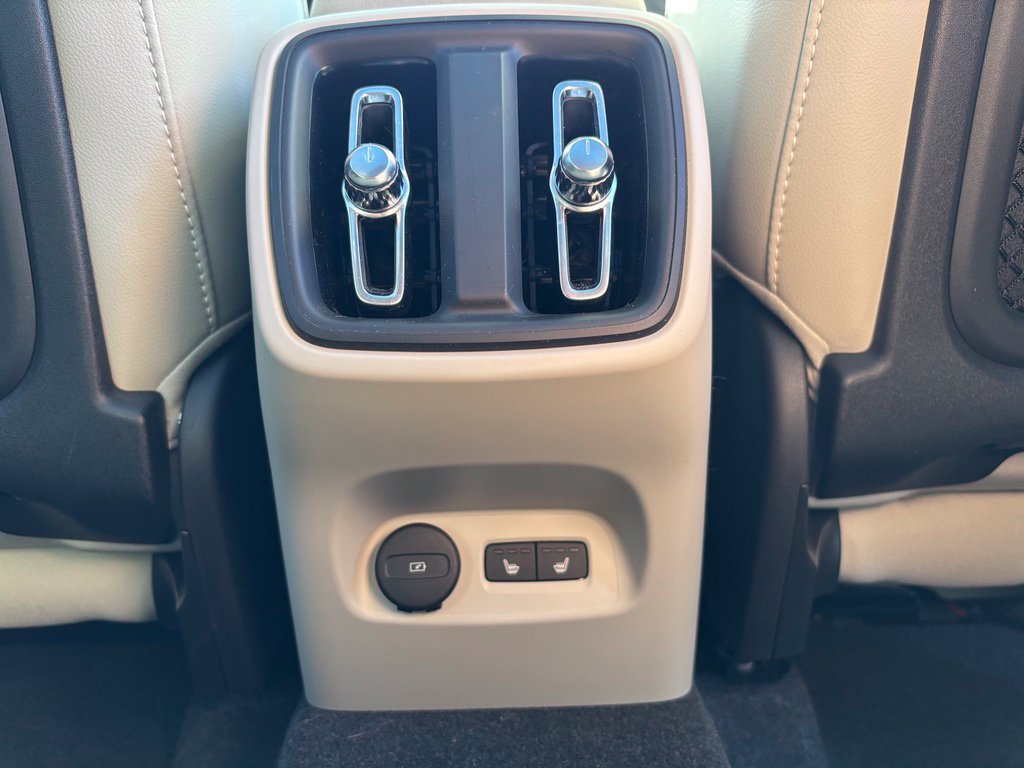 Certified 2024 Volvo XC40 B5 Plus w/ Climate Package AWD/4WD image 23