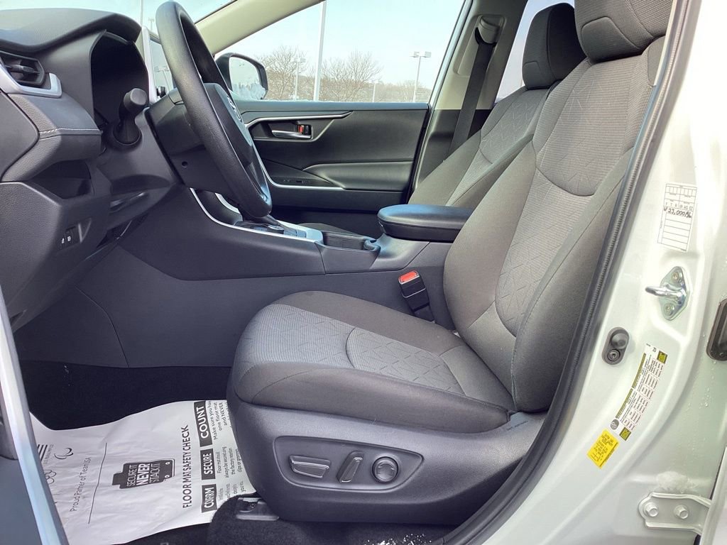Used 2025 Toyota RAV4 XLE image 12