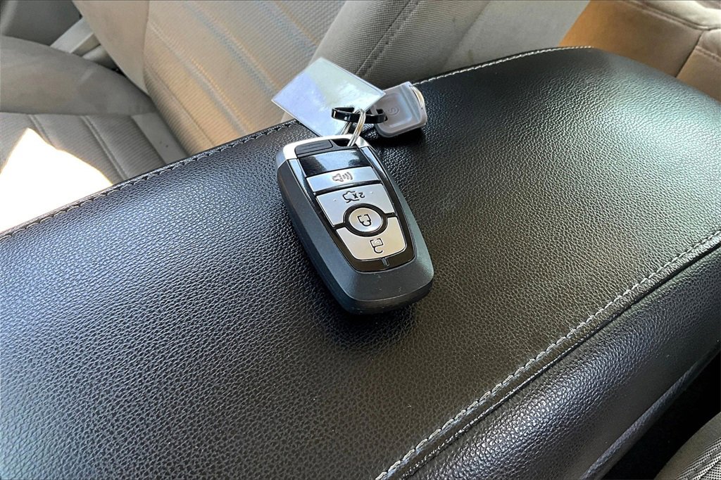 Used 2020 Ford Fusion SE w/ Fleet SE Value Package image 9