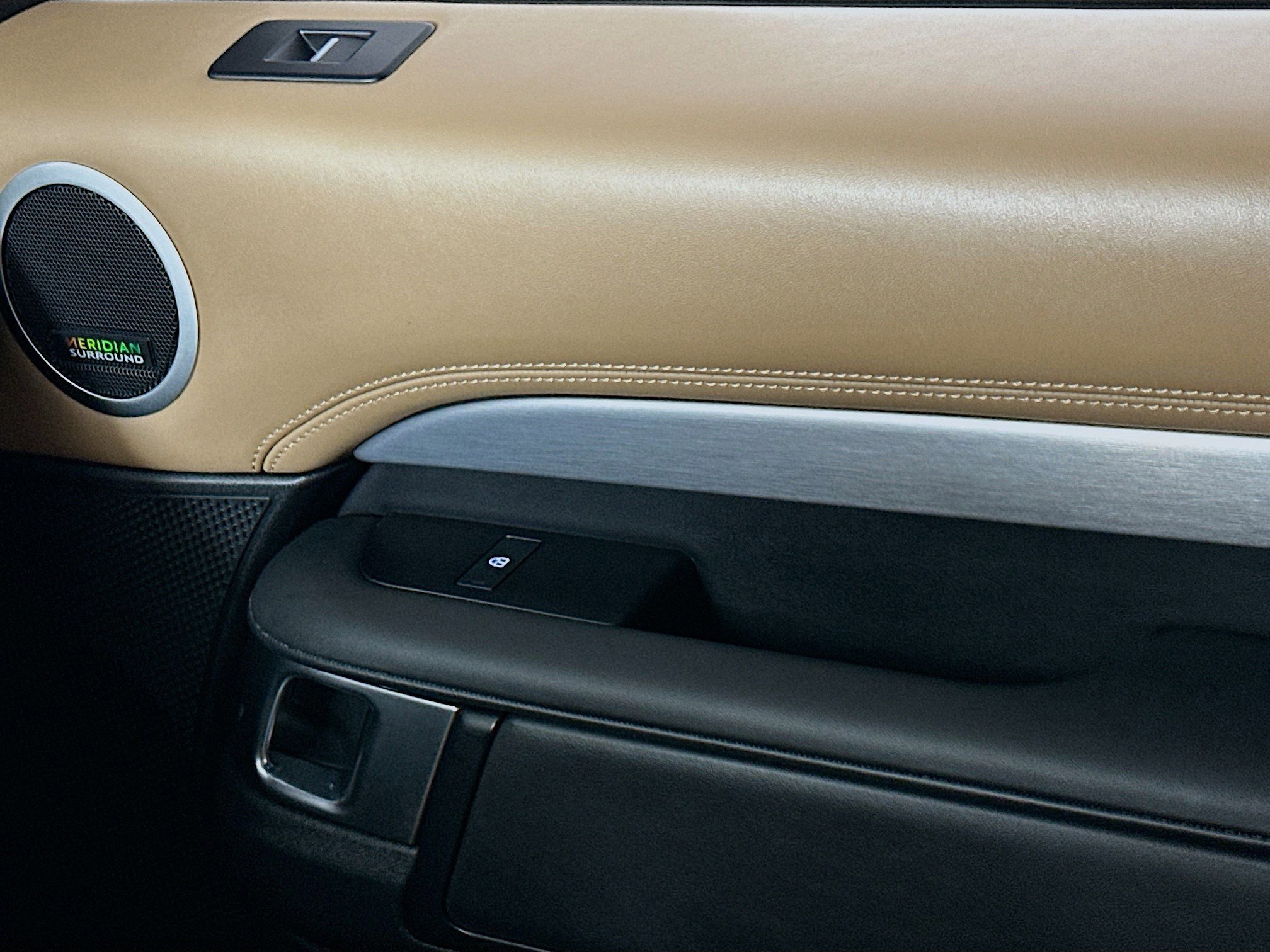 Used 2023 Land Rover Discovery HSE R-Dynamic image 16