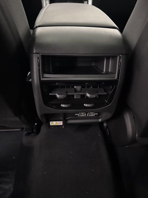 New 2025 Jeep Grand Cherokee Altitude image 8