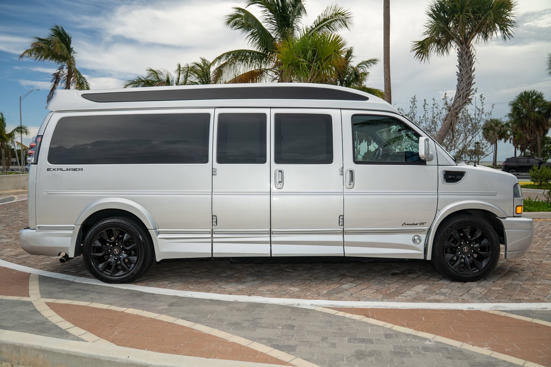 Used 2022 GMC Savana 2500 Extended RWD image 5