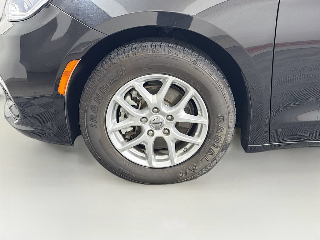 Used 2022 Chrysler Pacifica Touring-L FWD image 31