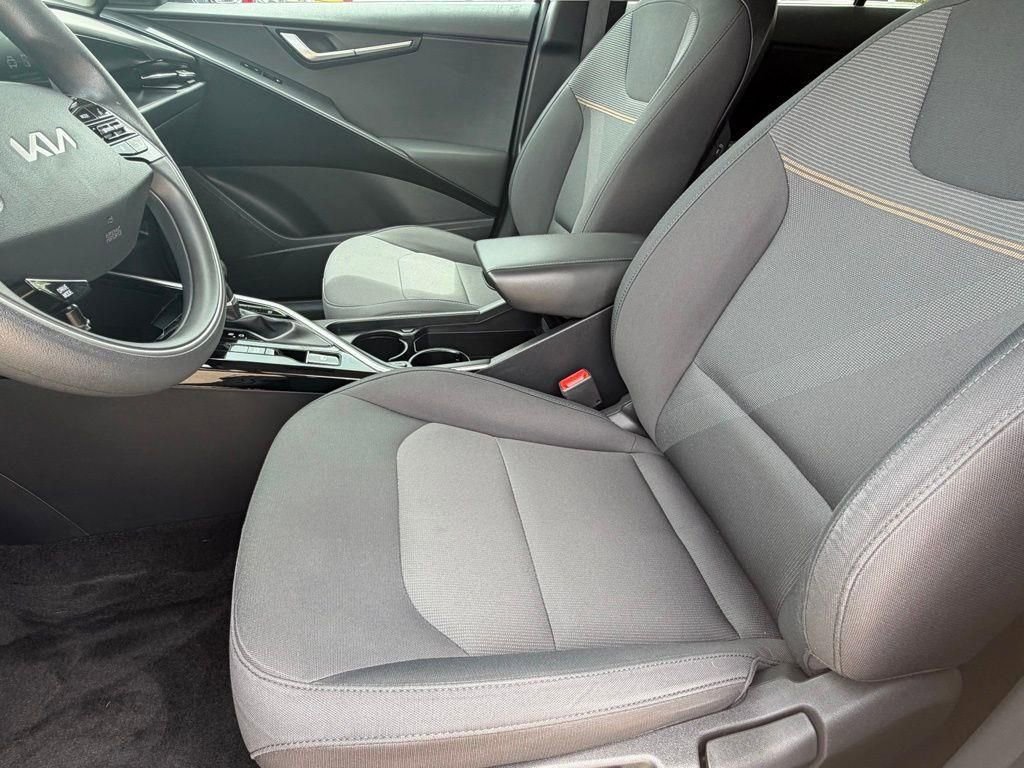 Used 2025 Kia Niro LX FWD image 13