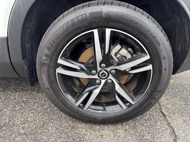 Used 2025 Volvo XC40 B5 Core image 9