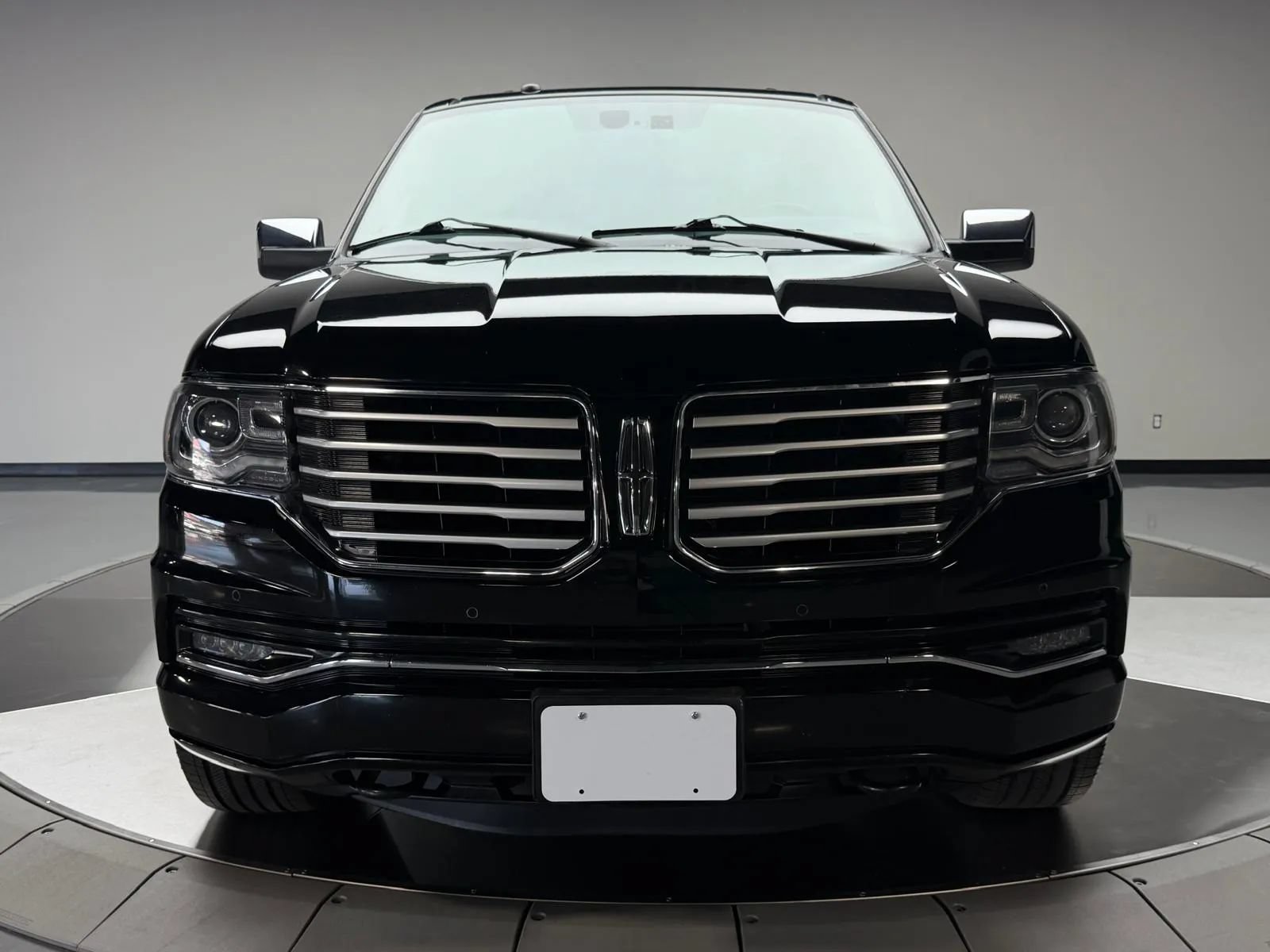 Used 2017 Lincoln Navigator L Select RWD image 3