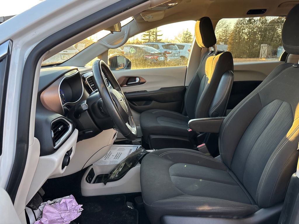 Used 2022 Chrysler Voyager LX image 13