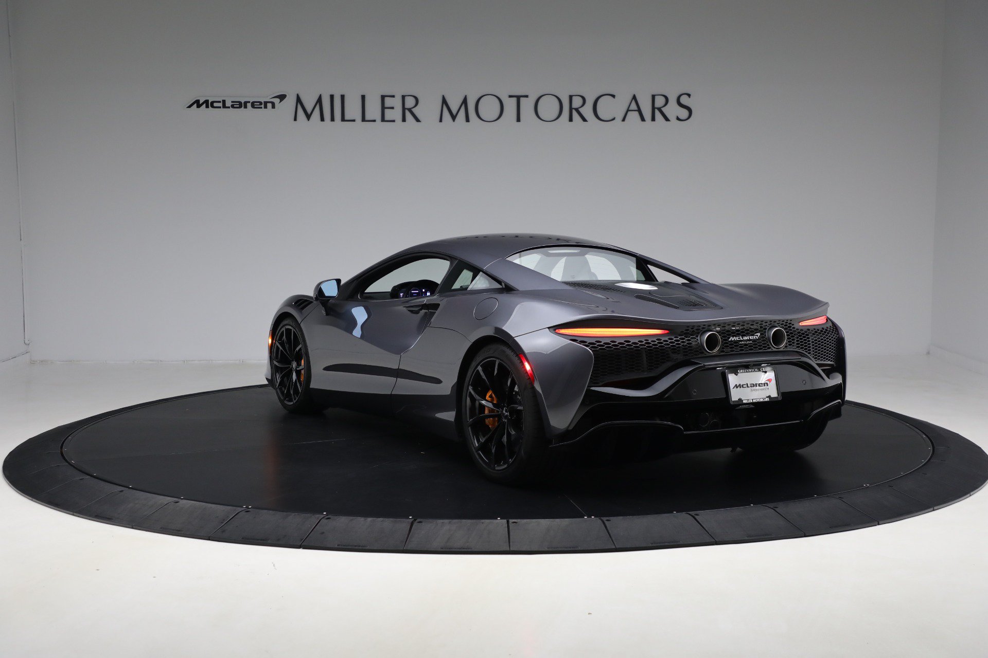 Used 2024 McLaren Artura RWD image 5