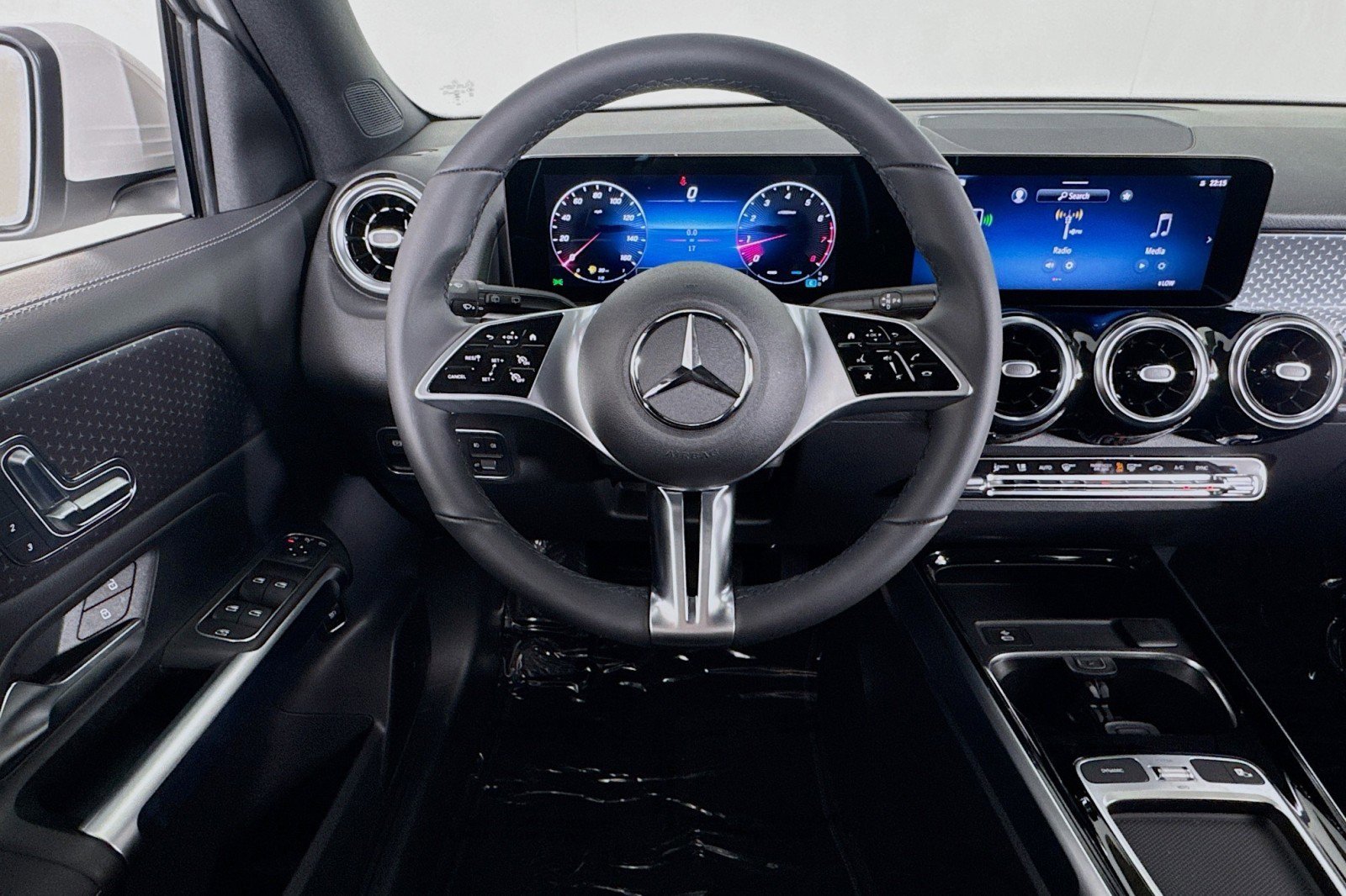 New 2026 Mercedes-Benz GLB 250 image 4